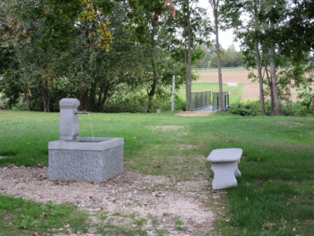 Trinkbrunnen mit Steg bei der Auerquelle